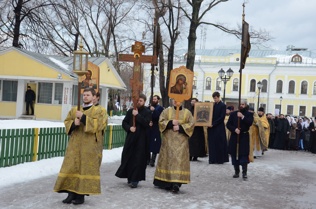 Крестный ход во время освящения храма совершается три раза