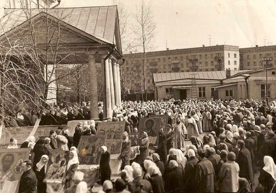 Крестный ход на Жен Мироносиц вокруг Покровского кафедрального собора. 70-летие распечатывания старообрядческих алтарей. 1976 г. 